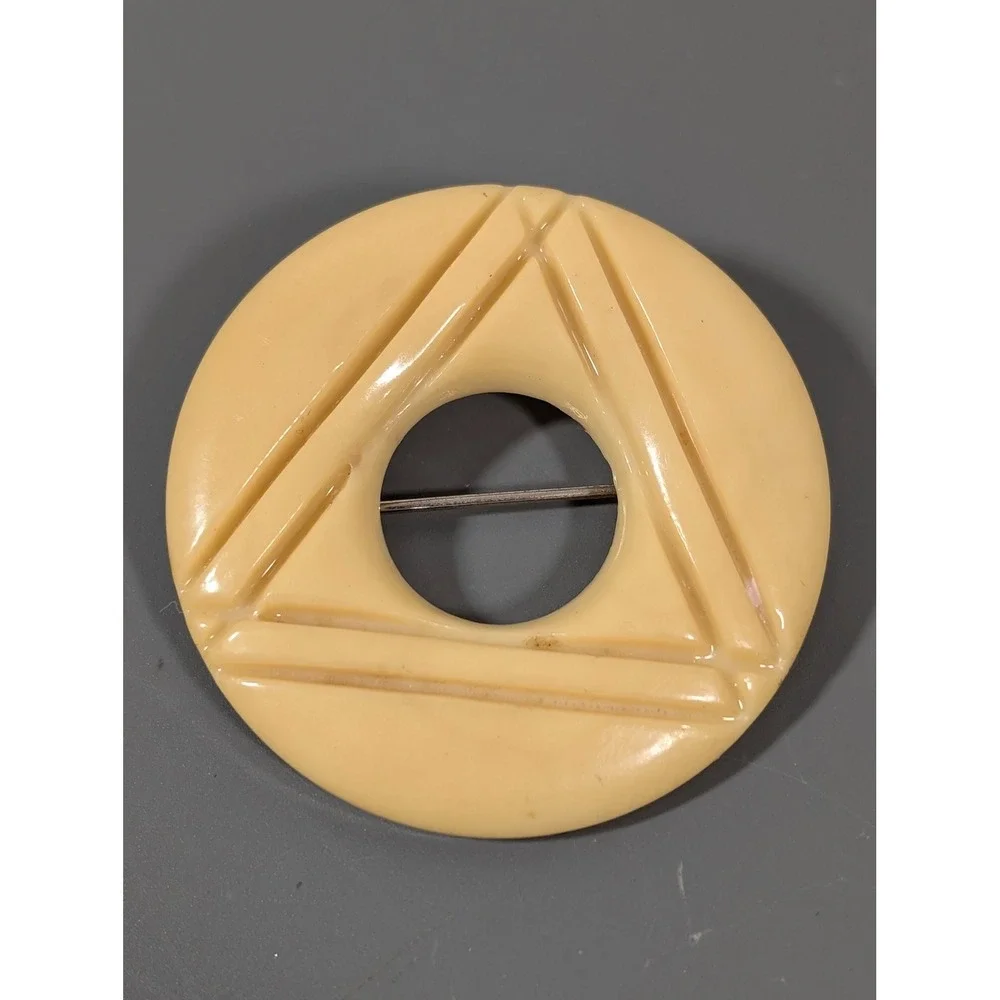 Vintage Butterscotch Bakelite Geometric Brooch – Art Deco Carved Circle Pin